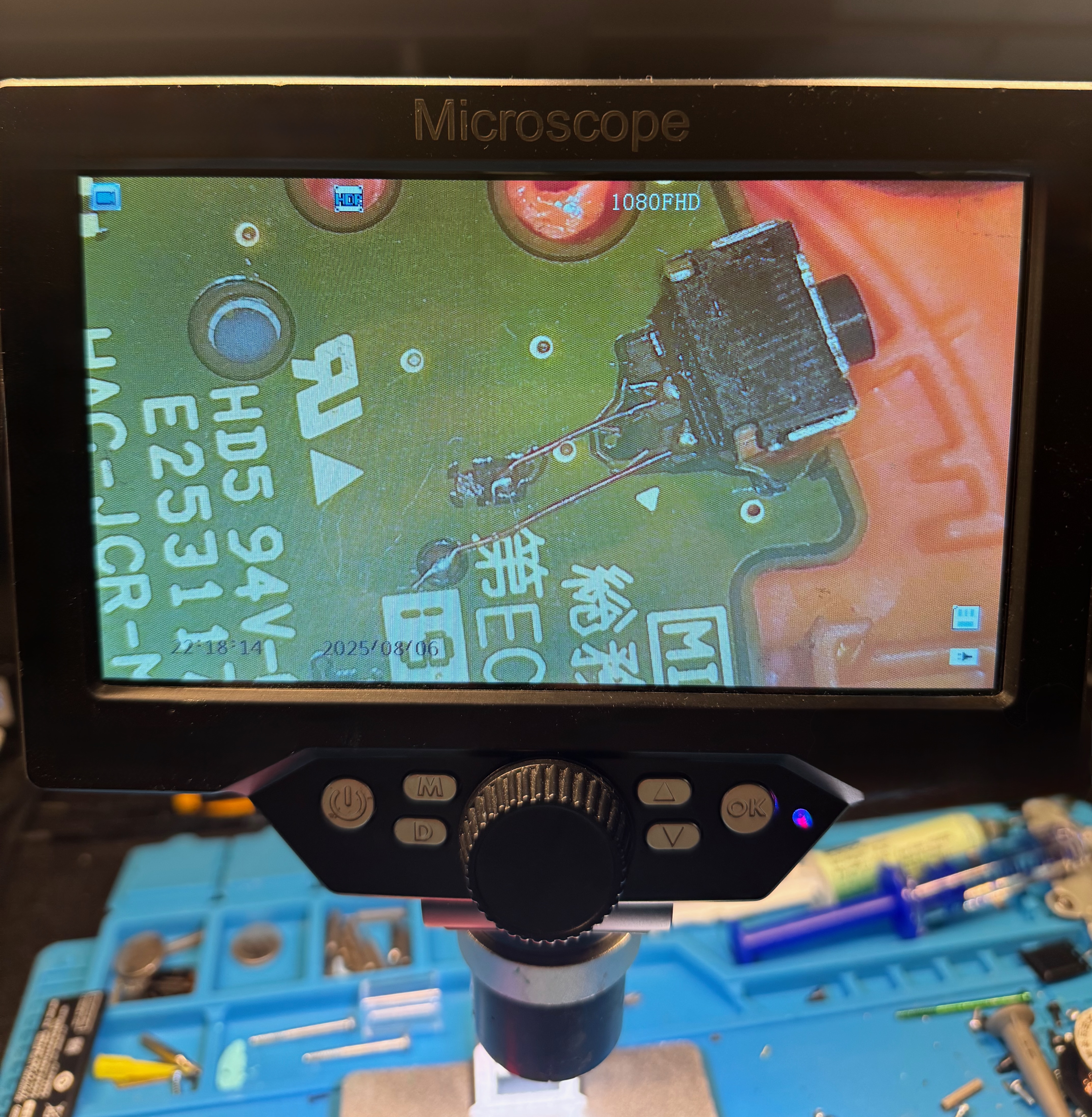 Vista al microscopio della zona danneggiata del tasto R sul Joy-Con
